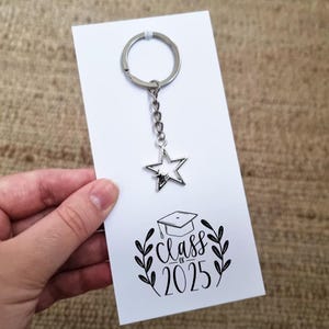 Class of 2025 School leavers gift - keyring on card - Gift for students, Year 6 & 11 leavers