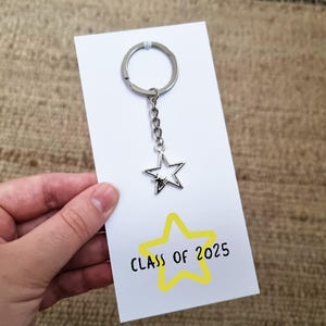Regalo para egresados de la clase de 2025: llavero en tarjeta. Regalo para estudiantes de 6.º y 11.º año.