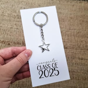 Regalo para egresados de la clase de 2025: llavero en tarjeta. Regalo para estudiantes de 6.º y 11.º año.