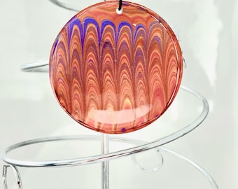Grote ronde hanger of sleutelhanger met koperen golfpatroon