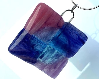 Vierkante hanger van gesmolten glas in paars en roze