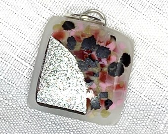 Vierkante hanger van gesmolten glas in herfstkleuren met zilveren accenten