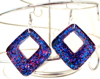 Magenta en koningsblauwe glitter asymmetrische vierkante uitgesneden oorbellen