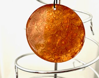 Goudkoper en bronzen ronde harshanger of sleutelhanger met prachtige cellen
