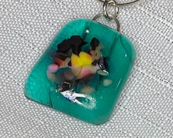 Blauwgroen gele en roze hanger van gesmolten glas