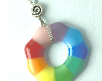 Open cirkelvormige hanger van gesmolten glas in regenboogkleuren