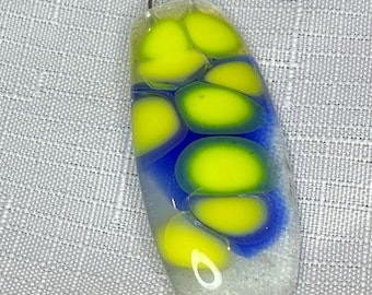 Hanger van gesmolten glas in transparant blauw met gele stippen