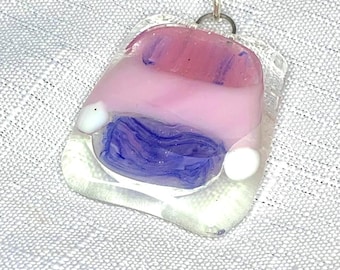 Hanger van gesmolten glas in paars, roze en wit