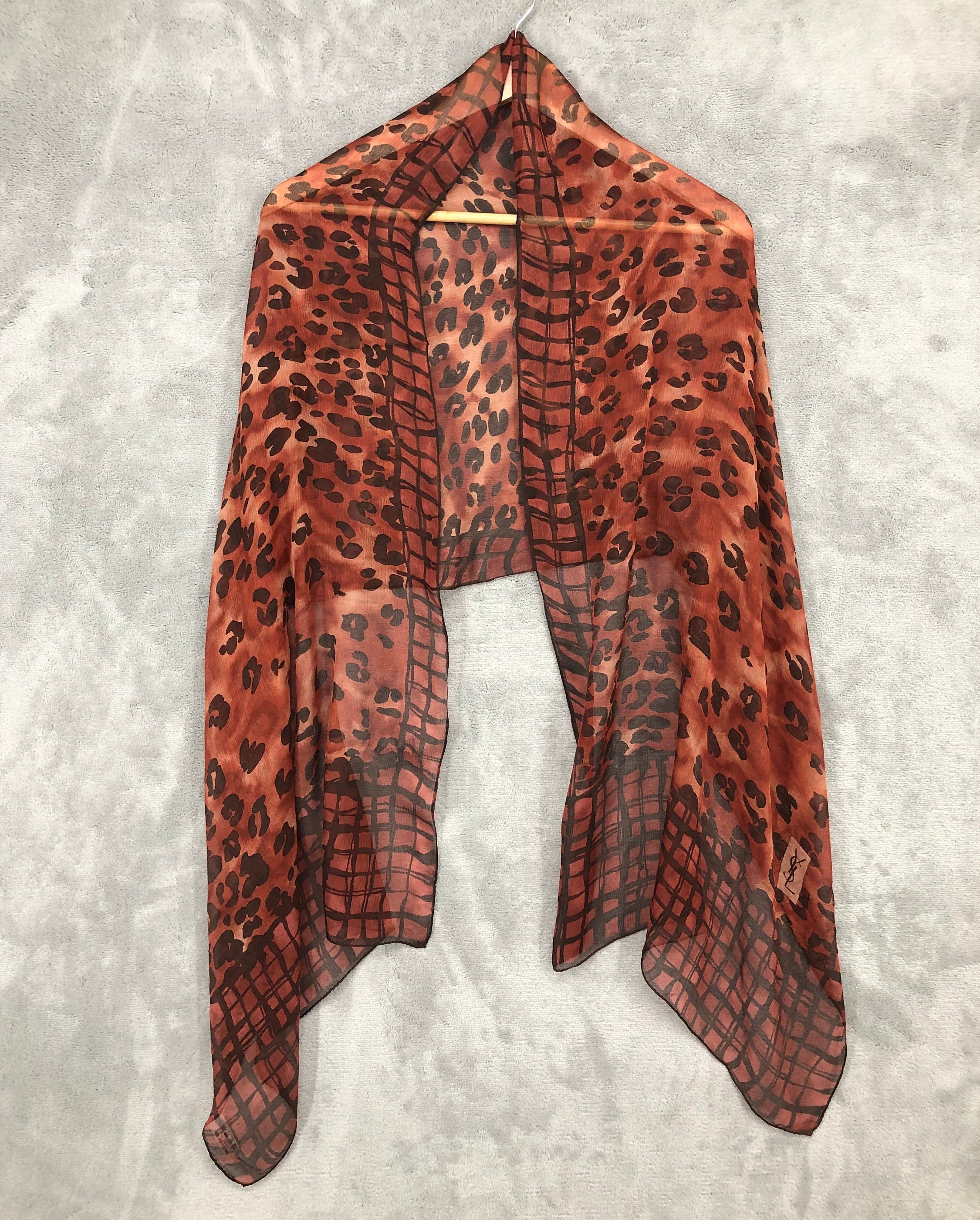 ヴィンテージ イヴ サンローラン シルク スカーフ YSL ヒョウ柄 ヴィンテージ イヴ サンローラン シルク スカーフ YSL ヒョウ柄