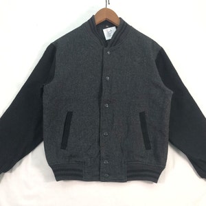 Chaqueta universitaria vintage de lana gris para mujer, estilo casual mediano, estilo urbano, chaqueta retro a la moda con botones a presión, talla M