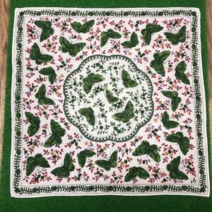 Fazzoletto di seta vintage a forma di farfalla: elegante foulard floreale