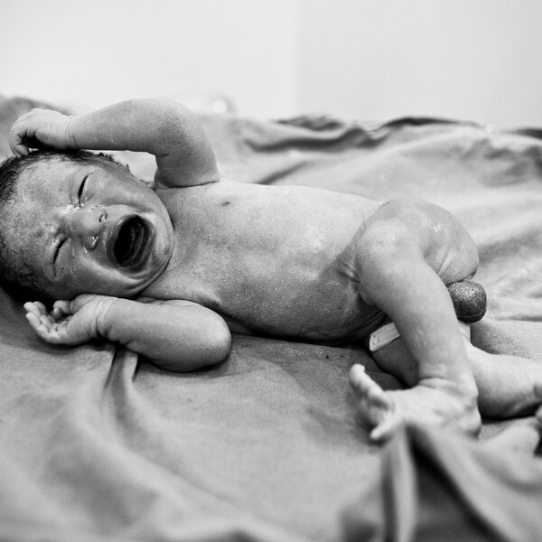 Black and white newborn - Newborn photo - Black and white- Documentary photo