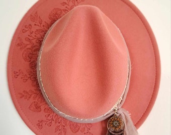 Chapeau Fedora brûlé à la main, motif champignon et fleur, rose foncé avec bande superposée et accessoires