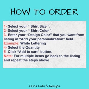 Pu&ograve; includere: Una grafica turchese con le parole "HOW TO ORDER" in nero. Sotto, i passaggi numerati spiegano come selezionare la taglia, il colore e il design della maglietta e come aggiungere l'articolo al carrello. Il testo include il nome del negozio, "Chris Cuts & Designs."
