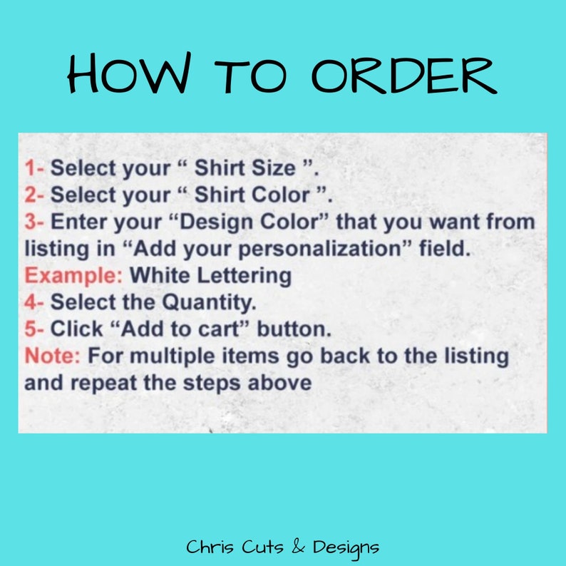Pu&ograve; includere: Una grafica turchese con le parole "HOW TO ORDER" in nero. Sotto, i passaggi numerati spiegano come selezionare la taglia, il colore e il design della maglietta e come aggiungere l'articolo al carrello. Il testo include il nome del negozio, "Chris Cuts & Designs."