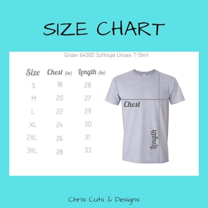 Pu&ograve; includere: Una tabella delle taglie per una t-shirt unisex Gildan 64000 Softstyle. La tabella include le misure del petto e della lunghezza in pollici per le taglie S, M, L, XL, 2XL e 3XL. Il testo "SIZE CHART" &egrave; in alto. Il marchio "Chris Cuts & Designs" &egrave; in basso.