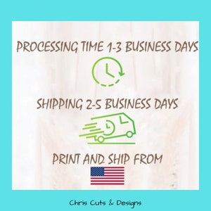 Pu&ograve; includere: Immagine con testo: "PROCESSING TIME 1-3 BUSINESS DAYS", "SHIPPING 2-5 BUSINESS DAYS" e "PRINT AND SHIP FROM" con una bandiera americana. L'immagine include anche un'icona dell'orologio verde e un'icona del camion verde. Il nome del negozio "Chris Cuts & Designs" &egrave; in basso.