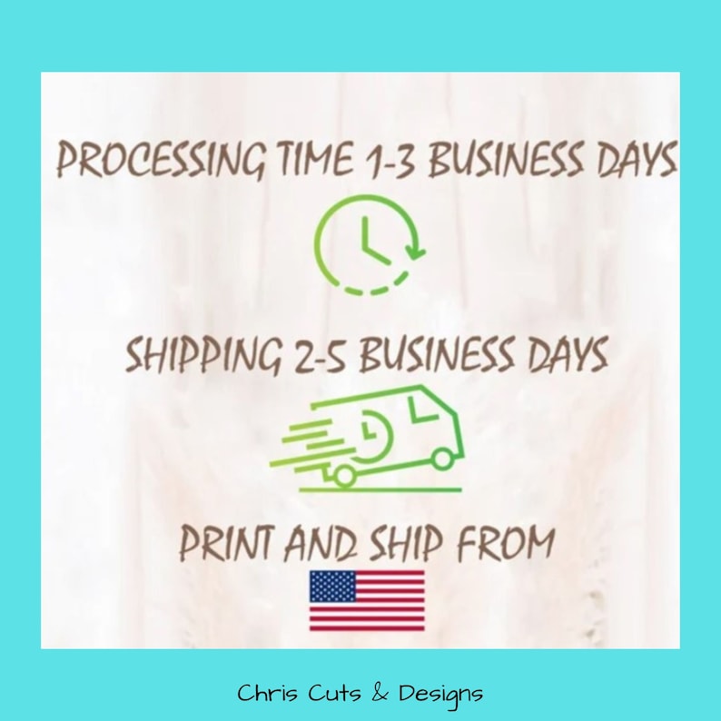 Pu&ograve; includere: Immagine con testo: "PROCESSING TIME 1-3 BUSINESS DAYS", "SHIPPING 2-5 BUSINESS DAYS" e "PRINT AND SHIP FROM" con una bandiera americana. L'immagine include anche un'icona dell'orologio verde e un'icona del camion verde. Il nome del negozio "Chris Cuts & Designs" &egrave; in basso.