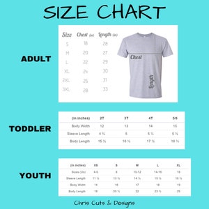 Op de afbeelding: Een maattabel voor kleding voor volwassenen, peuters en jongeren. De tabel bevat afmetingen in inches voor borst, lengte, lichaamsbreedte en mouwlengte. De tekst "SIZE CHART" staat bovenaan en de merknaam "Chris Cuts & Designs" onderaan.