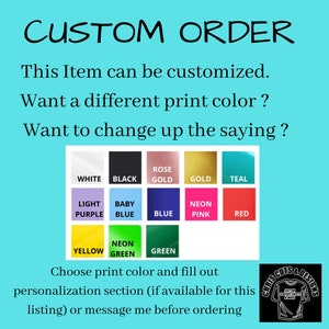 Pu&ograve; includere: Immagine con il testo "CUSTOM ORDER" e campioni di colore per le opzioni di stampa, tra cui bianco, nero, oro rosa, oro, verde acqua, viola chiaro, azzurro, blu, rosa neon, rosso, giallo, verde neon e verde. L'immagine incoraggia la personalizzazione.