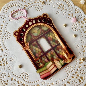 Portafoto in acrilico K-pop Witchy Dark Academia / Portafoto con libro, candele, pozioni, portachiavi, accessorio in vetro colorato / regalo per fan del K-pop. Custodia per PC.