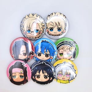 Może przedstawiać: Kolekcja ośmiu okrągłych przypinek z ilustracjami postaci w stylu anime. Przypinki przedstawiają różne postacie o unikalnych fryzurach i wyrazach twarzy, na kolorowych tłach. Każda przypinka ma średnicę około 3,8 cm.