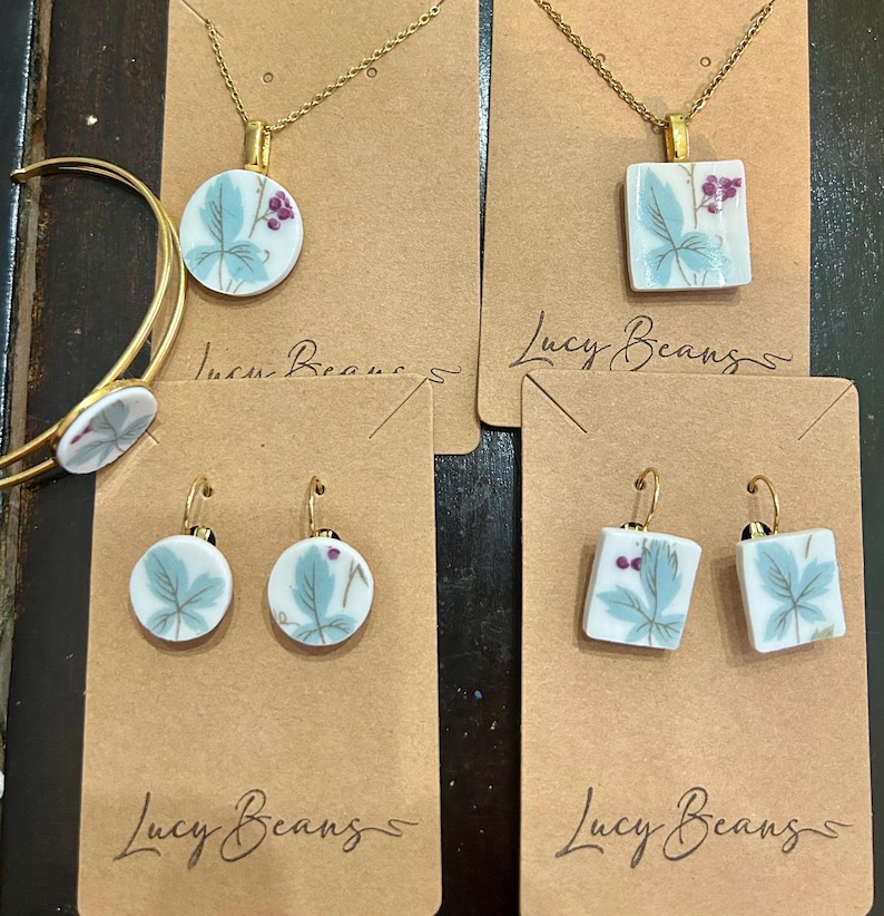 Custom order, commissioned broken china jewelry imagem 3