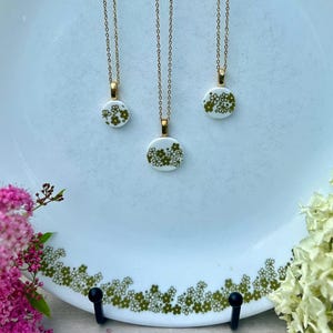 Crazy Daisy Corelle sieraden in de vorm van gebroken porselein: hypoallergene roestvrijstalen ketting of oorbellen.