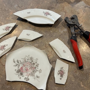 Custom order, commissioned broken china jewelry imagem 5