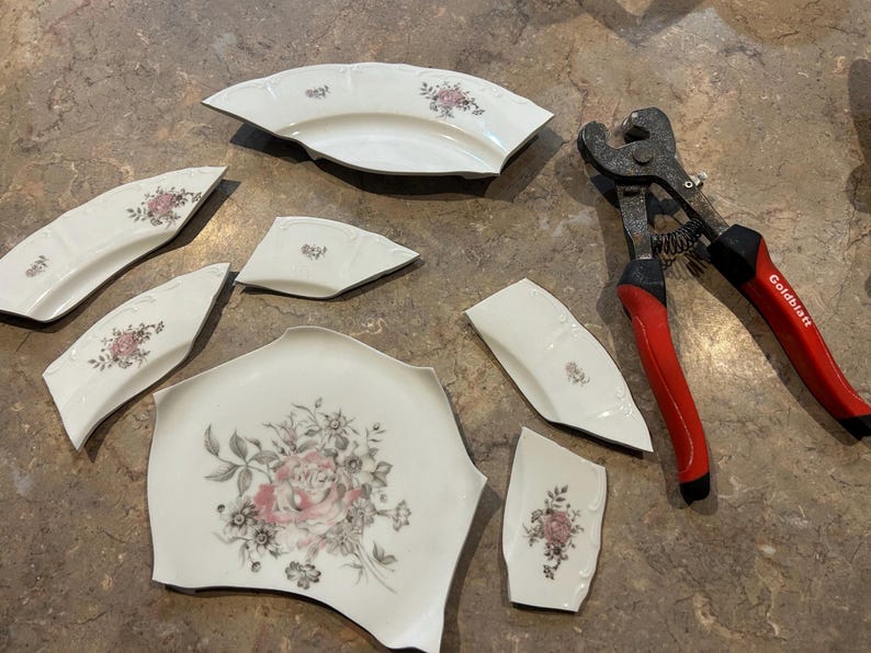 Custom order, commissioned broken china jewelry imagem 5