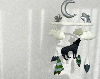 Forêt mobile avec loup, lune, étoiles, nuages, épinettes et montagnes. Lit bébé forestier mobile, décor de pépinière boisée.