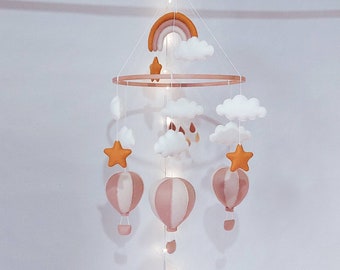 Móbile de bebê em feltro com balões de ar, decoração ecológica para quarto de bebê.