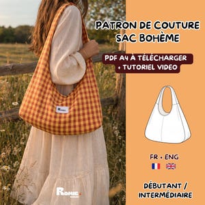 Peut inclure: Un sac bohème à carreaux jaunes et rouges est porté. Le sac a une forme arrondie et une seule bandoulière. Le texte sur l'image indique "PATRON DE COUTURE SAC BOHÈME" et "PDF A4 À TÉLÉCHARGER + TUTORIEL VIDEO". Le sac porte une petite étiquette blanche avec le mot "Romie".