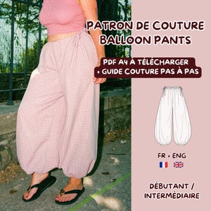 Könnte beinhalten: Ein Schnittmuster für Ballonhosen aus einem rosa-weiß karierten Stoff. Das Bild enthält den Text PATRON DE COUTURE BALLOON PANTS, PDF A4 A TELECHARGER, GUIDE COUTURE PAS A PAS, FR + ENG und DEBUTANT / INTERMEDIAIRE.