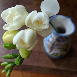 Fête des Mères Pâques Carte de voeux de printemps vierge à l'intérieur de fleurs blanches dans un vase sur du papier recyclé imprimée en Ontario