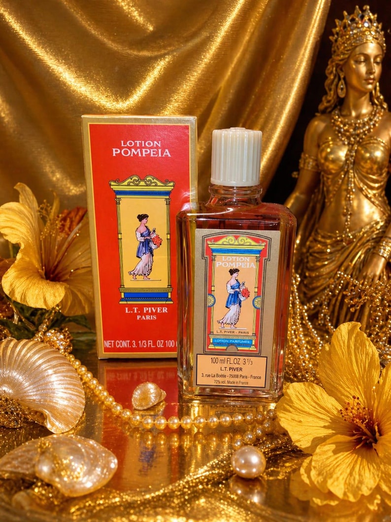Pode incluir: Uma garrafa vintage de perfume Lotion Pompeia e sua caixa combinando. A garrafa e a caixa apresentam uma mulher em um vestido cl&aacute;ssico. O fundo inclui tecido dourado, uma est&aacute;tua dourada e flores amarelas. A garrafa cont&eacute;m 100 ml.