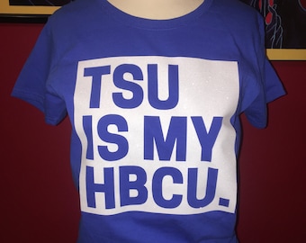 Peut inclure: Un t-shirt bleu royal avec un carré blanc sur le devant qui dit "TSU IS MY HBCU."