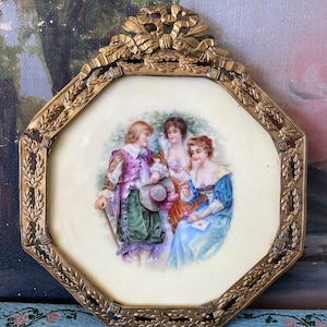 antike viktorianische Porzellan Dame Malerei im französischen Stil Louis XV Goldrahmen Vintage Wandkunst Liebesbrief Gartenszene