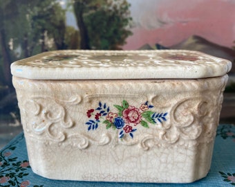 Antike Majolika-Keramik zierliche Deckeldose mit Blumenschmuck, hergestellt in Japan, seltenes Stück!