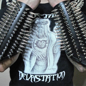 SATANIC WARMASTER Brutal spikad läderhandske i äkta läder