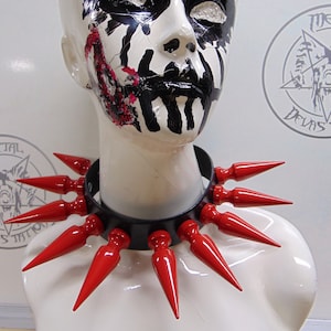 Gargantilla con pinchos gigantes hecha a mano de alta calidad de DANI FILTH