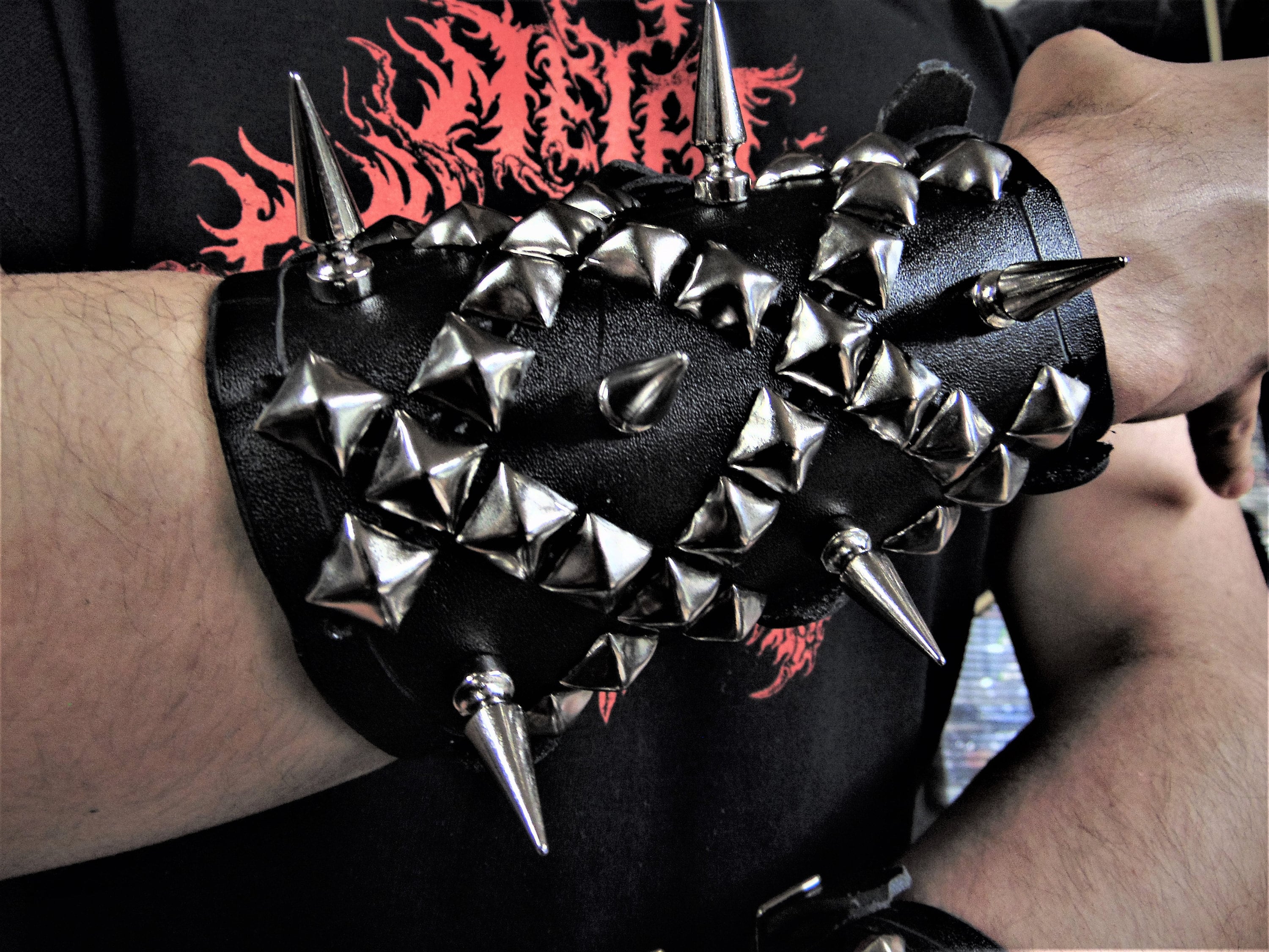 NAGLFAR   Medium Studs & Spikes Genuine  Leather Gauntlet Black Metal