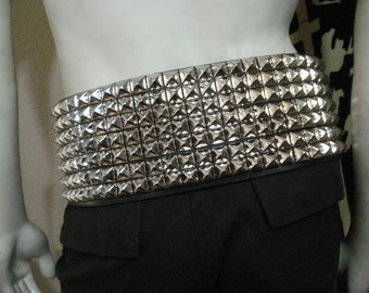 Cinturón de cuero con tachuelas piramidales plateadas de la vieja escuela de BRUCE DICKINSON