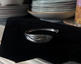 Pulsera con asa de cuchara abstracta