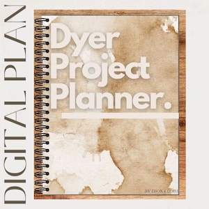 Könnte beinhalten: Ein brauner und weißer digitaler Planer mit einem Holzdeckel und einer Spiralbindung. Der Deckel trägt den Text "Dyer Project Planner" in weißen Buchstaben.