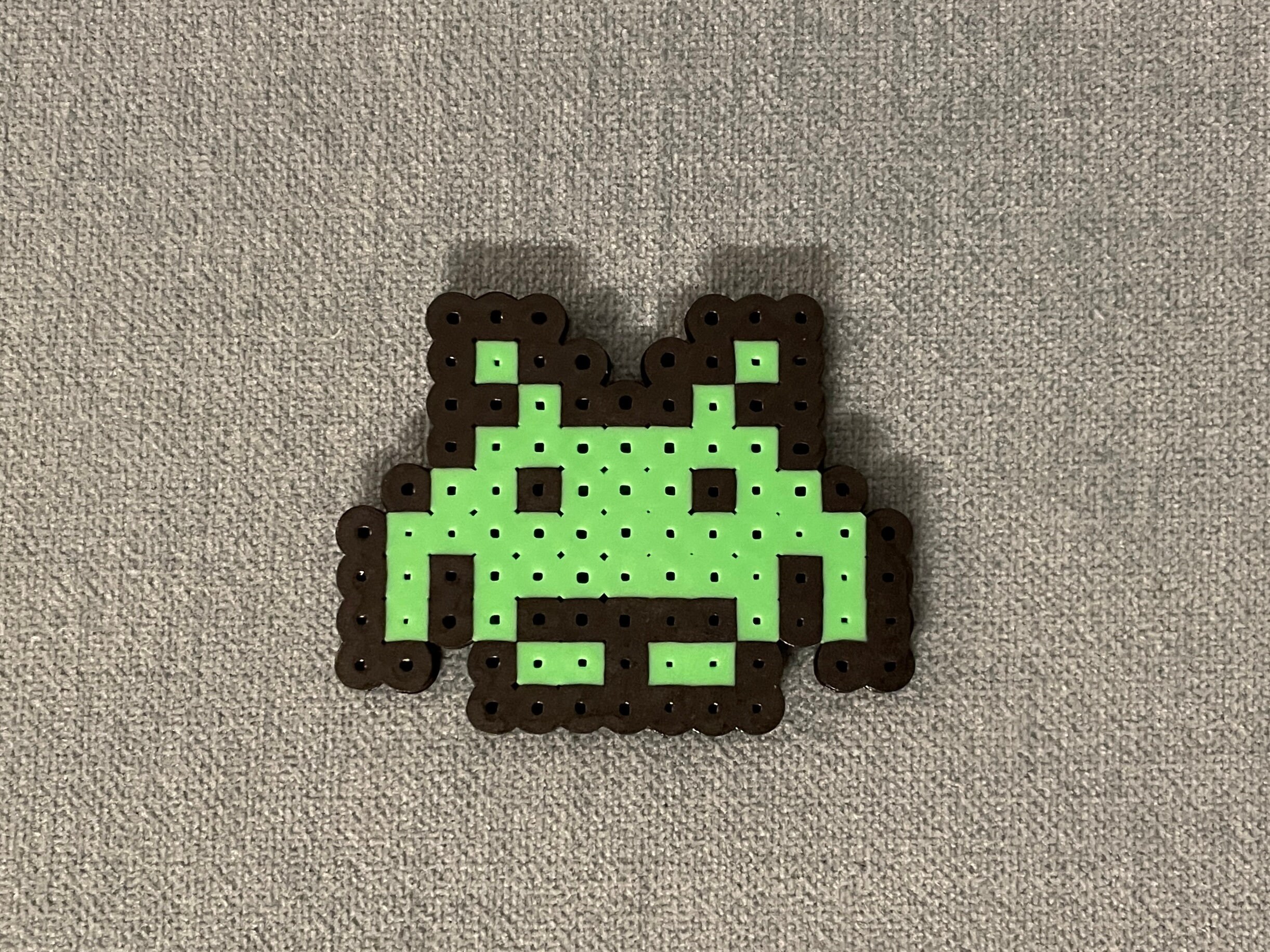 Arte con cuentas Perler de los invasores del espacio: cangrejo, pulpo,  calamar y ovni. Imán retro arcade - Etsy México, image size:2443x1832