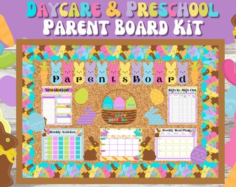 Pode incluir: Um quadro de cortiça castanho com um tema de Páscoa em tons pastel. O quadro é decorado com uma faixa que diz "Parents Board" e tem várias seções para um boletim informativo, entrada/saída, atividades semanais e um plano de refeições semanal. O quadro é rodeado por uma borda de Peeps pastel e cenouras.