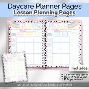 Op de afbeelding: Een roze en witte planner met een regenboog- en hartontwerp. De planner heeft een zwart-witte stippenhoes en staat "Lesson Plans" op de voorkant. Hij bevat 19 pagina's en is ontworpen voor het plannen van lessen in de kinderopvang.