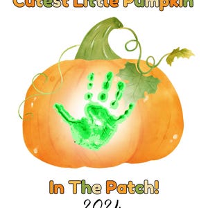 Puede incluir: Una ilustraci&oacute;n de acuarela de una calabaza naranja con una huella de mano verde en su interior. El texto "Cutest Little Pumpkin In The Patch! 2024" est&aacute; debajo de la calabaza.