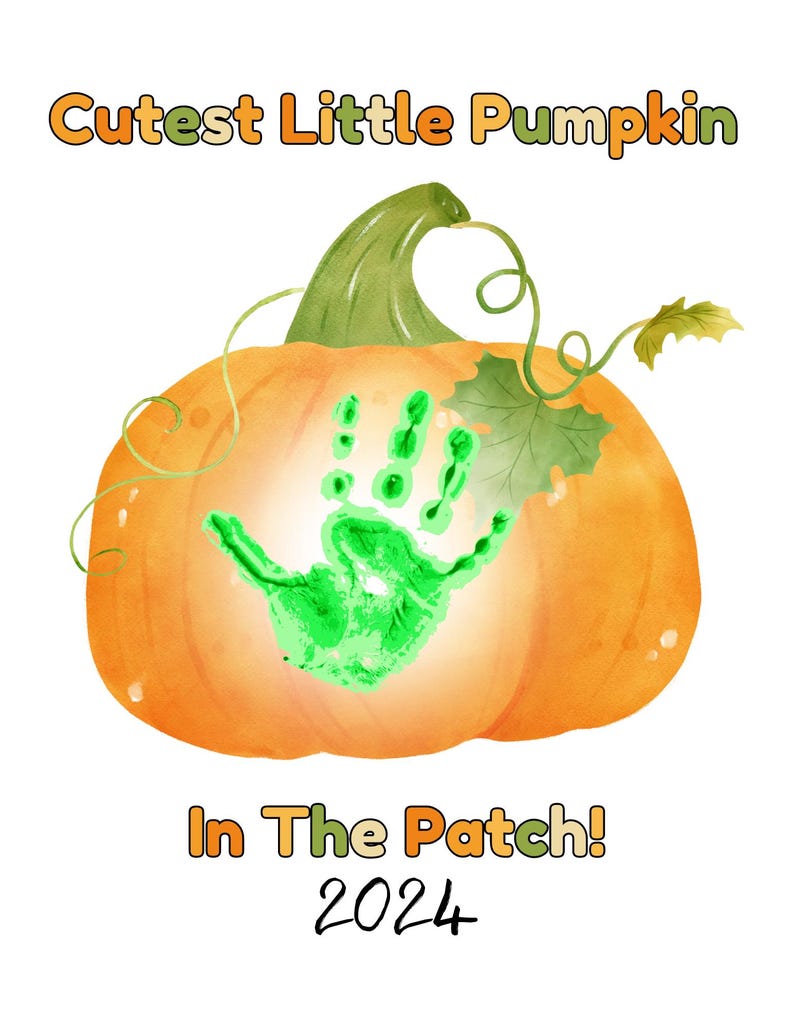 Puede incluir: Una ilustraci&oacute;n de acuarela de una calabaza naranja con una huella de mano verde en su interior. El texto "Cutest Little Pumpkin In The Patch! 2024" est&aacute; debajo de la calabaza.